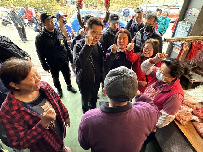 赵少康(二排右三)与陈玉珍(二排右二)前往金湖镇传统市场扫街拜票，沿途支持者高喊「少康中兴」与「冻蒜」。(于家麒摄)