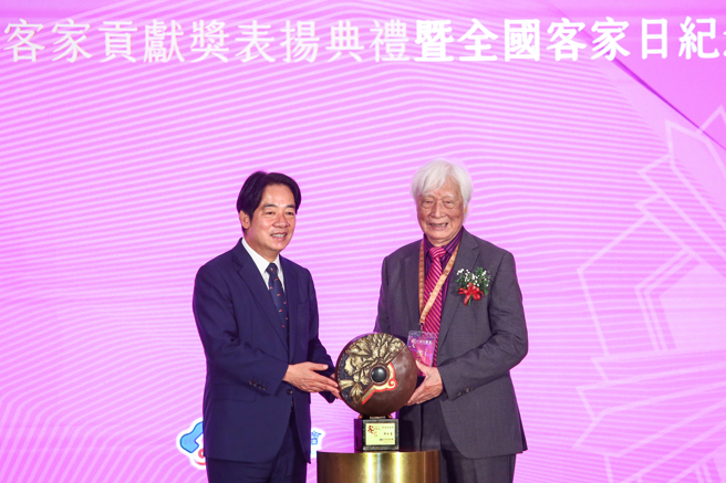 副總統賴清德（左）28日出席「2023客家貢獻獎表揚典禮暨全國客家日紀念活動」，頒獎給終生貢獻獎得主張秋臺先生；賴清德將推動「客家新六大行動方案」，讓台灣成為客家文化的中心，也把客家精神繼續傳遞下去。（鄧博仁攝）