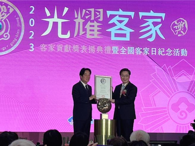 副總統賴清德（左）頒特別貢獻獎給醫師張上（右）。（劉瑋晴攝）