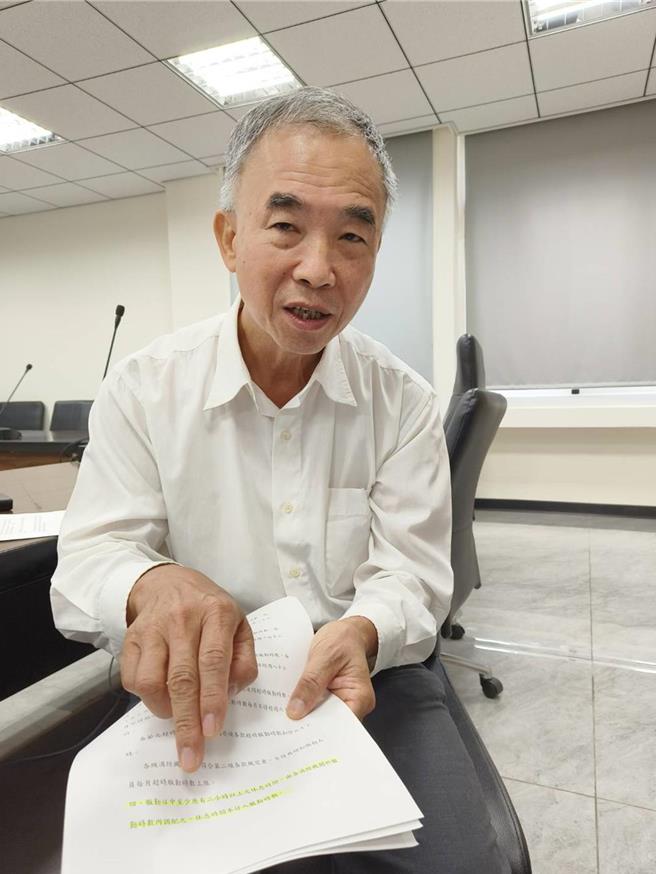 嘉義市消防局長蘇耀星說明均依法行政，調配人力，兼顧守護民眾安全及消防員權益。（廖素慧攝）