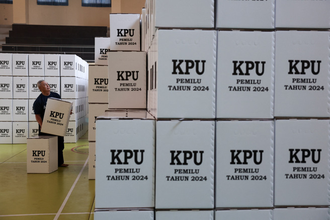 印尼明年总统及国会选举，海外选民可透过海外投票站、移动投票箱等方式投票。近期印尼选委却会发现大量选票提前寄出给旅居台湾的印尼选民。图为选举工作人员搬运大选投票箱。（图／路透社）