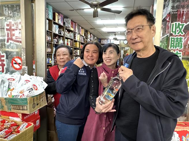 国民党副总统候选人赵少康(右一)合体「女战神」陈玉珍(左二)在金门金湖市区扫街拜票，民眾拿出珍藏的金门高粱酒请赵少康签名，展现超人气。(于家麒摄)