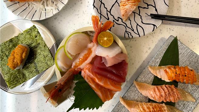 预订「点食尝鲜」住房专案，可尝当季鲜美的松叶蟹，以及囊括阿根廷赤虾、生食级干贝、鲑鱼等鲜美海味组成的综合六品刺身。(老爷酒店集团提供)