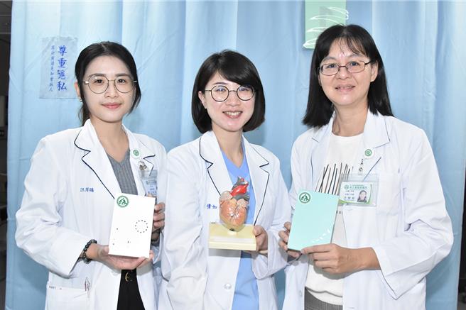 彰化基督教醫院器官移植協調師葉倩如（中）發想「有聲心跳卡」，錄製移植成功者的心臟跳動聲，製作成卡片，讓捐贈者家屬能透過心臟有力的跳動聲音，感受到親人的生命昇華存續。（彰化基督教醫院提供／孫英哲彰化傳真）