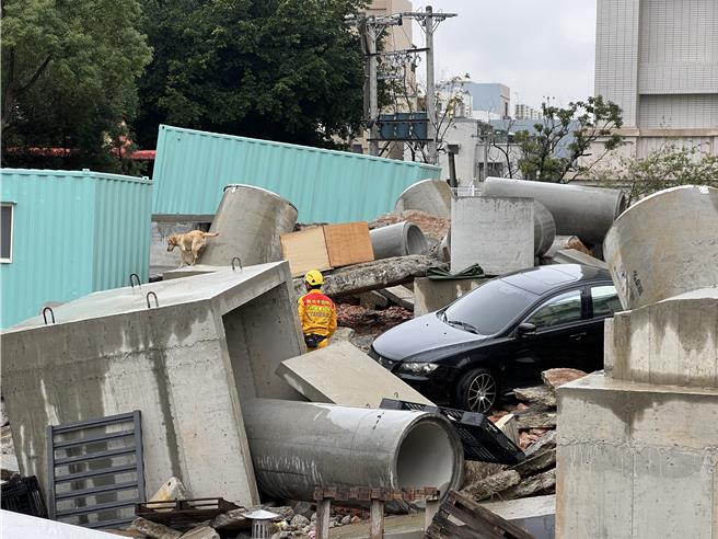 桃竹竹苗首座搜救犬专用训练场28日正式启用，现场也由领犬员与搜救犬示范演练搜救情形。（王惠慧摄）