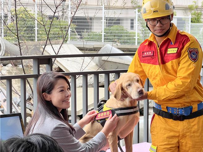 桃竹竹苗首座搜救犬专用训练场28日正式启用，新竹市长高虹安为通过国家MRT救援能力认证的搜救犬「HENIN」授予1线4星阶级章。（王惠慧摄）