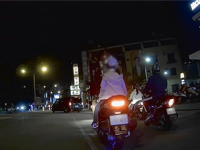 台中市第三分局正义所警员，锁定横行街头的改装机车（左），利用联合稽查勤务执行拦查，顺利「击落」该辆改装机车，当场祭出3600元罚单，同时要求限期改善。（警方提供／王煌忠台中传真）