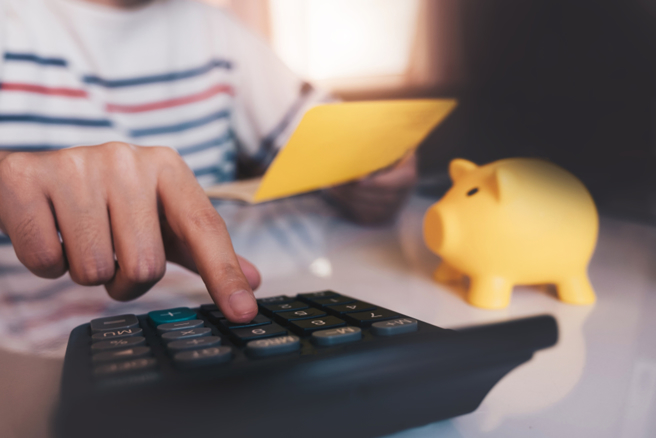 2024元旦劳保新制上路。（示意图／Shutterstock）