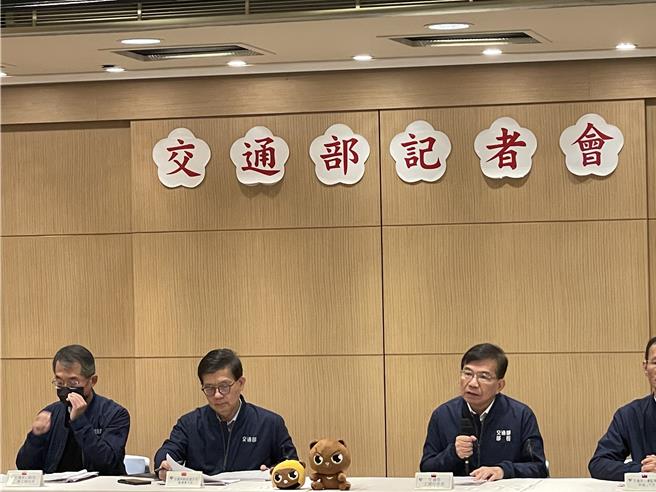 交通部長王國材（右二）主持道安說明會，公布10月單月道路交通事故造成291人死亡、4萬多人受傷，皆比去年同期增加。（蔡亞樺攝）
