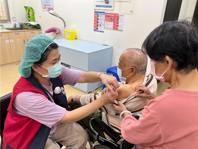 配合中央政策自12月25日起針對年滿65歲以上曾經接種23價肺炎鏈球菌疫苗滿1年以上者，提供1劑公費13價肺炎鏈球菌疫苗，且可與新冠、流感疫苗一同接種。（桃園市衛生局提供／陳夢茹桃園傳真）