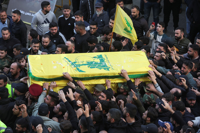 澳洲今證實有兩公民在以色列空襲黎巴嫩南部時喪生，並表示會釐清其中一名罹難的澳洲公民是否確實與黎巴嫩真主黨（Hezbollah）有關連。圖為以色列與黎巴嫩戰後，黎巴嫩真主黨成員於首都貝魯特舉行葬禮。（圖／路透社）