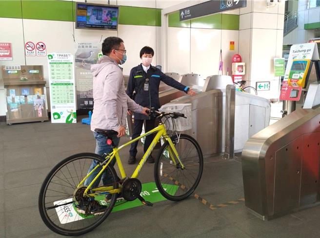 中捷公司今天宣布明年元旦起，开放自行车跟低音提琴进捷运。（中捷公司提供／张亦惠台中传真）