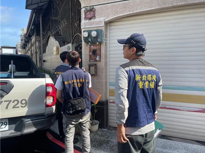 新莊塔寮坑溪今年2月遭非法棄置廢油，檢警環追查發現葉姓主嫌除經營費潤滑油、廢機油清除及非法棄置外，竟還投資廢食用油產業，並與南部再利用機構負責人吳嫌合謀，將廢食用油多方混合，調整酸價、脂肪酸等物理性質，再假冒為工業原料用油，出口至馬來西亞，專案小組日前持新北地院搜索票至高雄搜索。（新北市環保局提供）