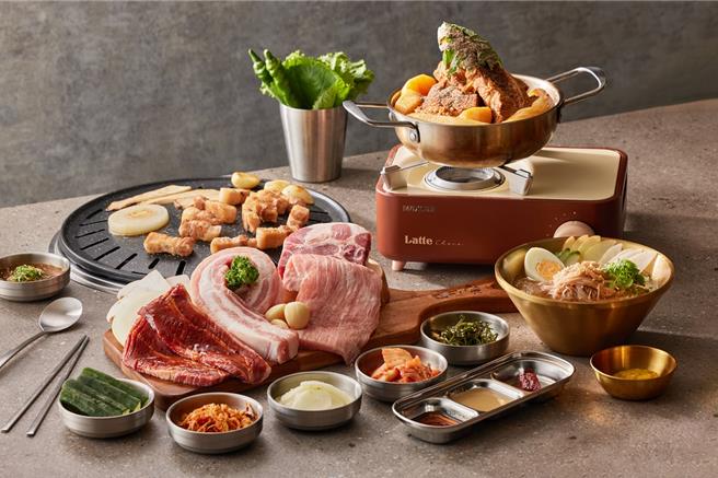 金咕使用原块厚切的「国产猪五花三吃」为主打菜色，双人套餐988元起，还有专人全程代烤。（王品集团提供／朱世凯台北传真）