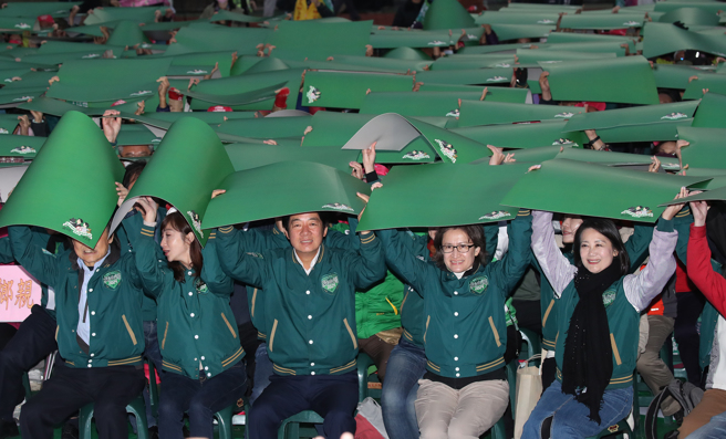 民进党总统、副总统候选人赖清德（中）、萧美琴（右二）24日出席「唱土地的歌，拚咱的希望」台北场，与台北市立委候选人及民眾们一起举起纸板拼出环岛拼图中的「美」字。（资料照,刘宗龙摄）