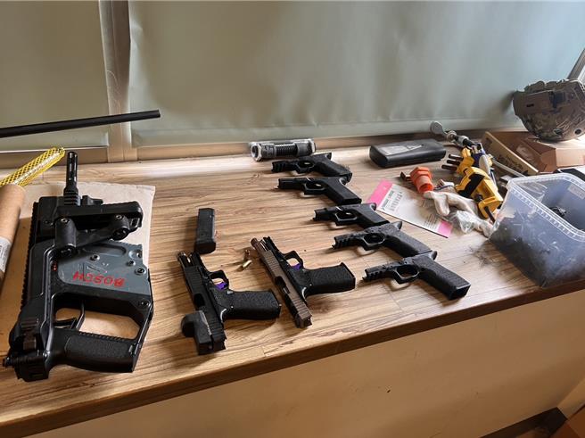 警方查扣到改造手槍及槍枝零組件等贓證物。（翻攝照片／林郁平台北傳真）