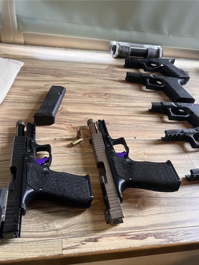 警方查扣到改造手槍及槍枝零組件等贓證物。（翻攝照片／林郁平台北傳真）
