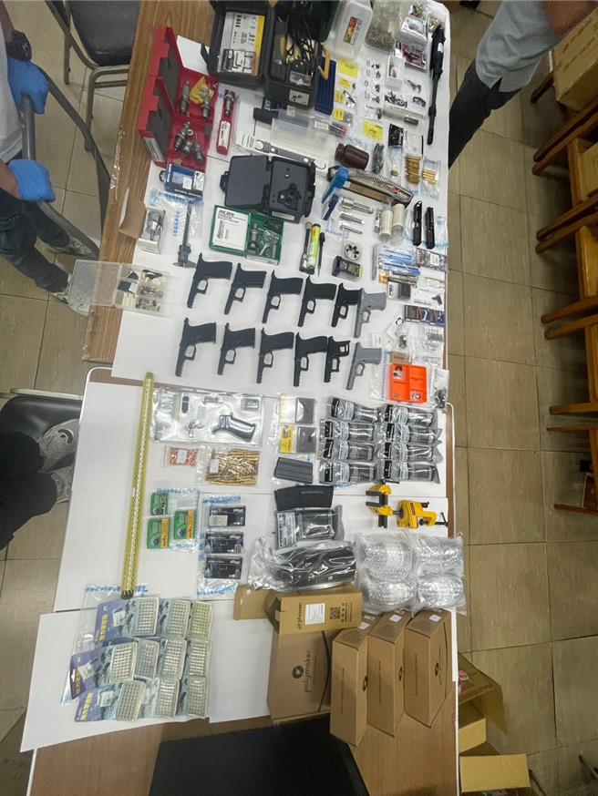 警方查扣到改造手槍及槍枝零組件等贓證物。（翻攝照片／林郁平台北傳真）