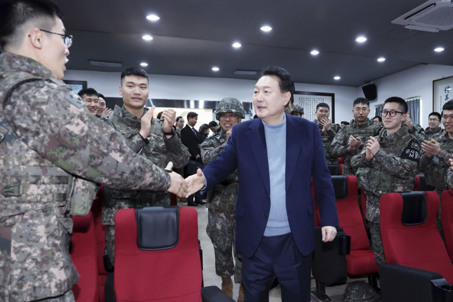 1000多名南韩军警和紧急应变人员昨天参与一场罕见的国防演习，以消除人们对首尔位于平壤武器攻击范围内的担忧。图为南韩总统尹锡悦视察涟川军营。（图／美联社）