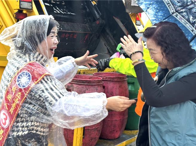 立委楊瓊瓔力拚連任，28日一早跟著垃圾車在大雅區掃街拜票。（陳淑娥攝）