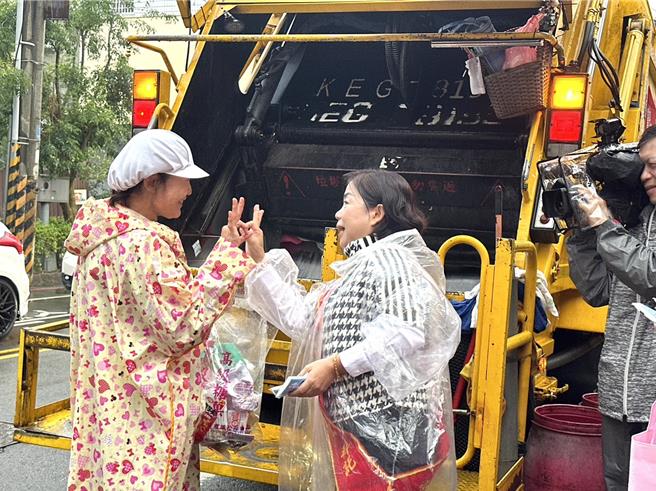 立委楊瓊瓔力拚連任，28日一早跟著垃圾車在大雅區掃街拜票。（陳淑娥攝）