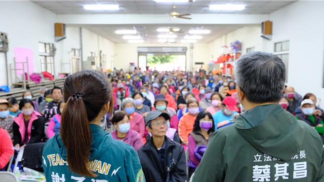 立委候選人謝子涵今在大雅舉辦「涵我做伙挺台灣」問政說明會。（謝子涵服務處提供）