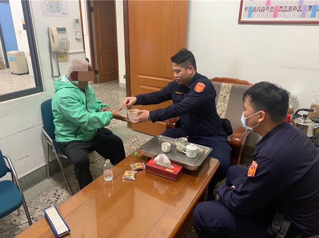 台南市一名住在永康區的李姓老翁（左一），因為想念胞弟，騎車到學甲區卻迷路，好在有員警發現帶返所內關心。（讀者提供／張毓翎台南傳真）