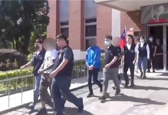 绰号小黑的何姓男子带人暴力讨债。（翻摄画面）