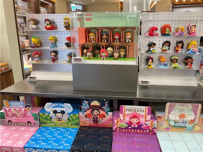 POP MART 2樓展出多款大型手辦、盲盒及全台最大「萌粒」體驗區。（朱世凱攝）