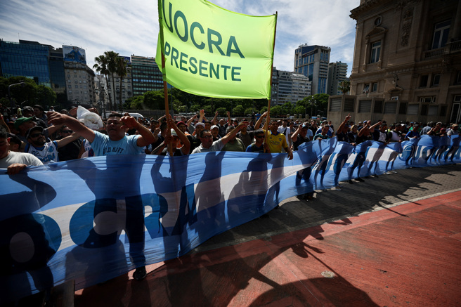多名南美洲秘魯的「薩滿」（巫師）對新年做出預言，包括阿根廷新總統米雷伊前途滿布荊棘，加薩戰爭持續等。圖為阿根廷民眾上街對總統米雷伊的新政策表達不滿。（圖／路透社）
