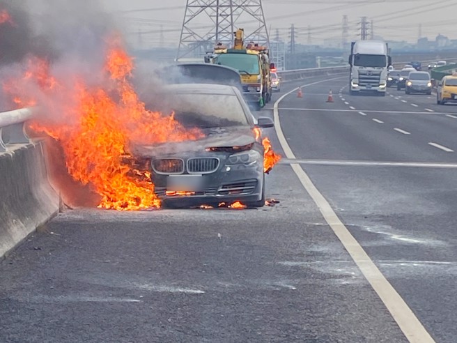 國道3號福爾摩沙高速公路北上186公里，28日下午3點多發生火燒車事件，熊熊大火也引發大量濃煙。（翻攝彰化踢爆網／孫英哲彰化傳真）
