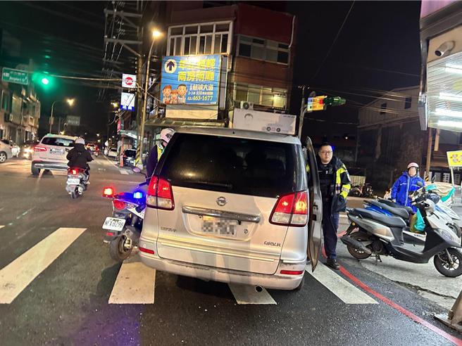 桃园大园警方27日晚间盘查违停车辆时，发现车内有4名失联移工。（翻摄照片／蔡明亘桃园传真）