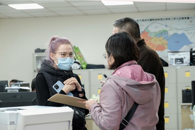 越籍阮姓女子（左）从二房东陶女手中承租透天厝，并将2楼借给外籍移工暂住，未料发生火警酿1消防员殉职。（罗浚滨摄）