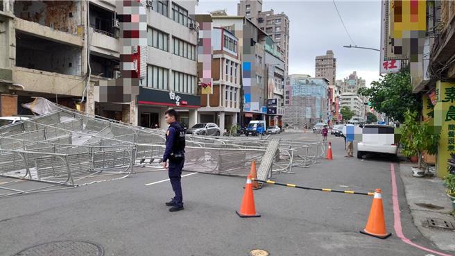 高雄市前金區自強一路28日中午一處施工地的鷹架疑似因強風吹襲，而硬生垮下。（高市新興分局提供／楊舒婷高雄傳真）