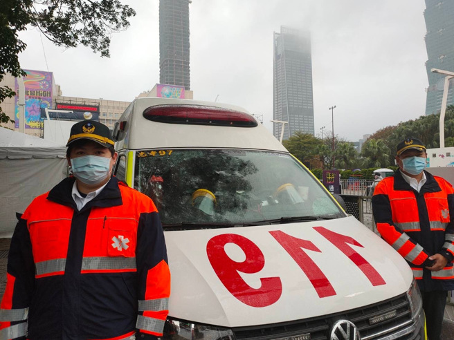 消防局當天將部署水箱車、照明車及救護車等各式車輛共30輛，警義消人員140名執勤，配置於跨年晚會主舞台、101大樓南側等8處，以維護活動現場安全，並配合衛生局規劃於醫護站支援救護人車及市府南側等3處派駐機動待命救護人員，可即時支援現場救護案件。（圖／消防局提供）