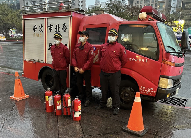 消防局當天將部署水箱車、照明車及救護車等各式車輛共30輛，警義消人員140名執勤，配置於跨年晚會主舞台、101大樓南側等8處，以維護活動現場安全，並配合衛生局規劃於醫護站支援救護人車及市府南側等3處派駐機動待命救護人員，可即時支援現場救護案件。（圖／消防局提供）