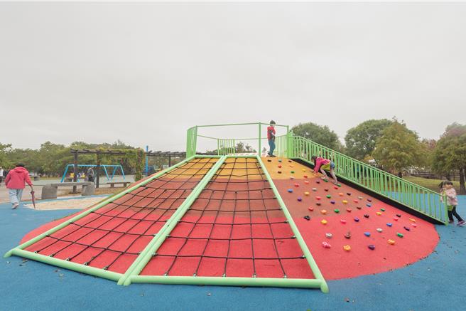 桃園市楊梅區和平森林公園市民活動中心暨兒童遊戲場28日正式啟用。（桃市府提供／蔡明亘桃園傳真）