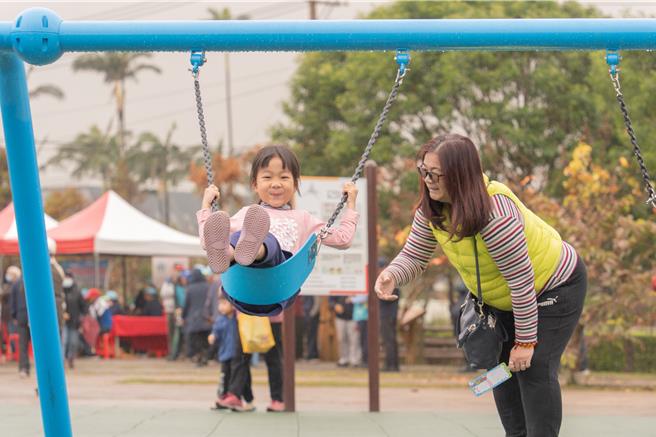 桃園市楊梅區和平森林公園市民活動中心暨兒童遊戲場28日正式啟用。（桃市府提供／蔡明亘桃園傳真）