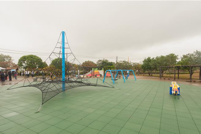 桃園市楊梅區和平森林公園市民活動中心暨兒童遊戲場28日正式啟用。（桃市府提供／蔡明亘桃園傳真）