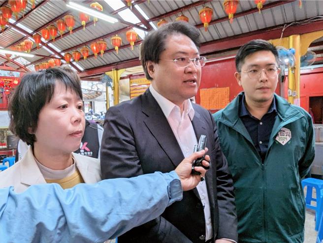 內政部長林右昌（中）受訪時談到新竹縣消防分隊長殉職，表達非常遺憾。至於家屬希望弟弟能調職回高雄服務，林右昌也表示會盡力協調促成。（張志康攝）