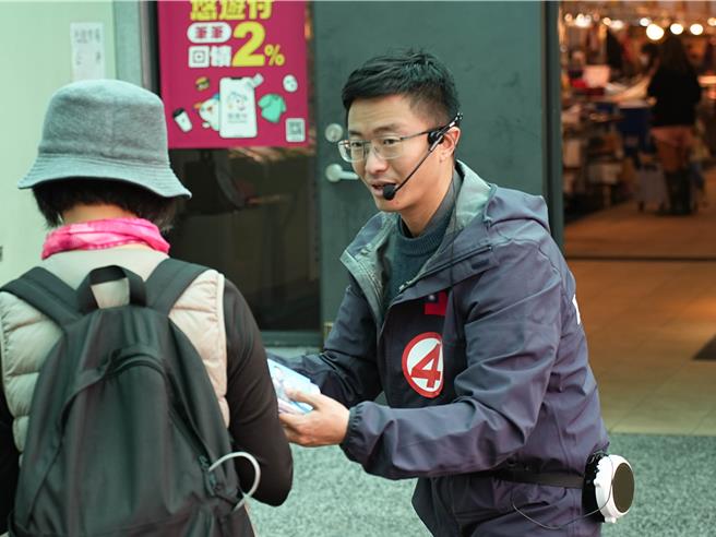 以无党籍参选立委的新党台北市议员侯汉廷表示，新党一向对国民党友善，对于帮忙站台也不会像国民党一样祭出党纪警告。（黄敬文摄）