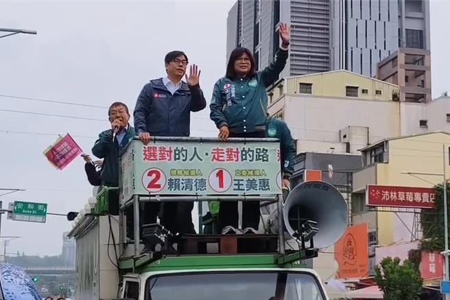 民進黨高雄市長陳其邁今天下午來嘉義市與拚連任的王美惠一同車掃。（廖素慧攝）