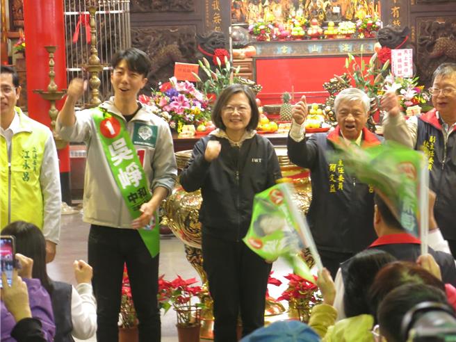 蔡英文总统（左三）今（28）日下午二度到新北市中和区替民进党籍八选区立法委员候选人吴峥（左二）站台，指出在野党说她大撒币、债留子孙，表示「我很生气，我在投资未来」，并说她是有史以来最会还债的总统。（柯毓庭摄）