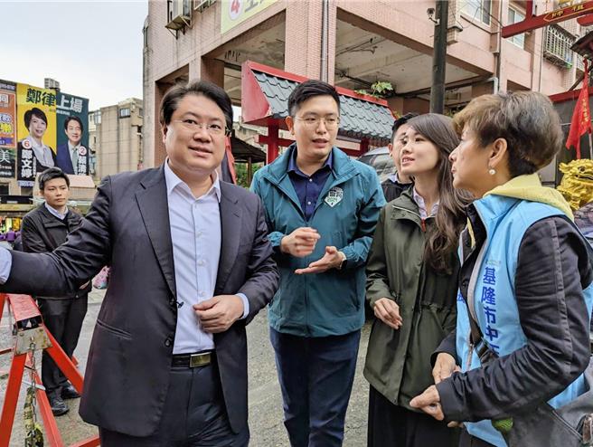 內政部長林右昌（前左1）28日視察東光國小及新豐街的通學步道及人行空間改善計畫，建議基隆市政府應做更細緻的評估。（張志康攝）