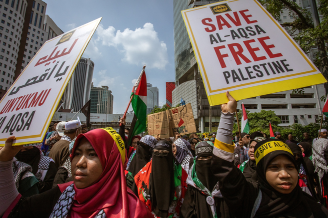 支持巴勒斯坦的馬來西亞今從高級伊斯蘭國際研究院（IAIS）致函全球19位宗教領袖，呼籲發揮影響力，促進加薩地區和平與停火。圖為馬來西亞民眾上街聲援巴勒斯坦。（圖／Shutterstock）