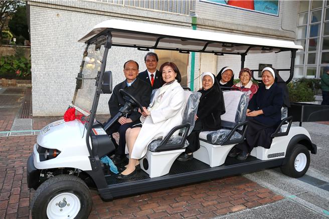 静宜校友总会理事长蔡阳明捐赠的「导览电动车」未来提供外宾参访时可便利穿梭校园，实用便利。（静宜大学提供／张妍溱台中传真）