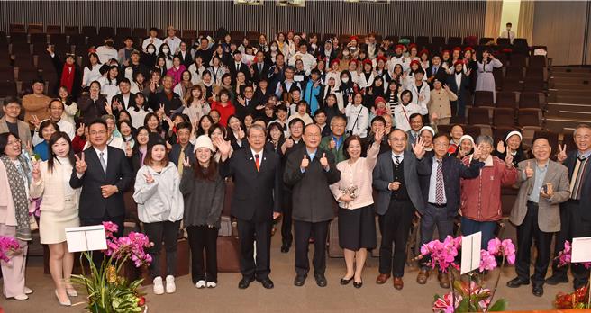  静宜大学日前举行67周年感恩校庆，并颁发第20届杰出校友，表扬其卓越成就与贡献。（静宜大学提供／张妍溱台中传真）