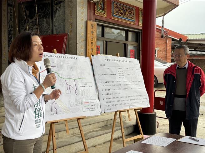 民進黨立委林靜儀（左）於28日邀集地方民代及台灣自來水公司人員現地會勘。（林靜儀辦公室提供／張妍溱台中傳真）