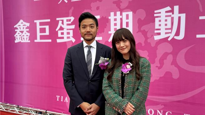 天玉集团推出「鑫巨蛋3期」住宅大楼，天玉集团执行长黄文柔（右），天玉集团总经理黄劲嘉（左）姊弟出席动土。（柯宗纬摄）