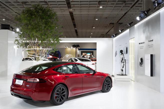 特斯拉展区除新车展示之外，现场亦展出Tesla Bot机器人与最新引进台湾的家用储能产品 Powerwall。（图／业者提供）
